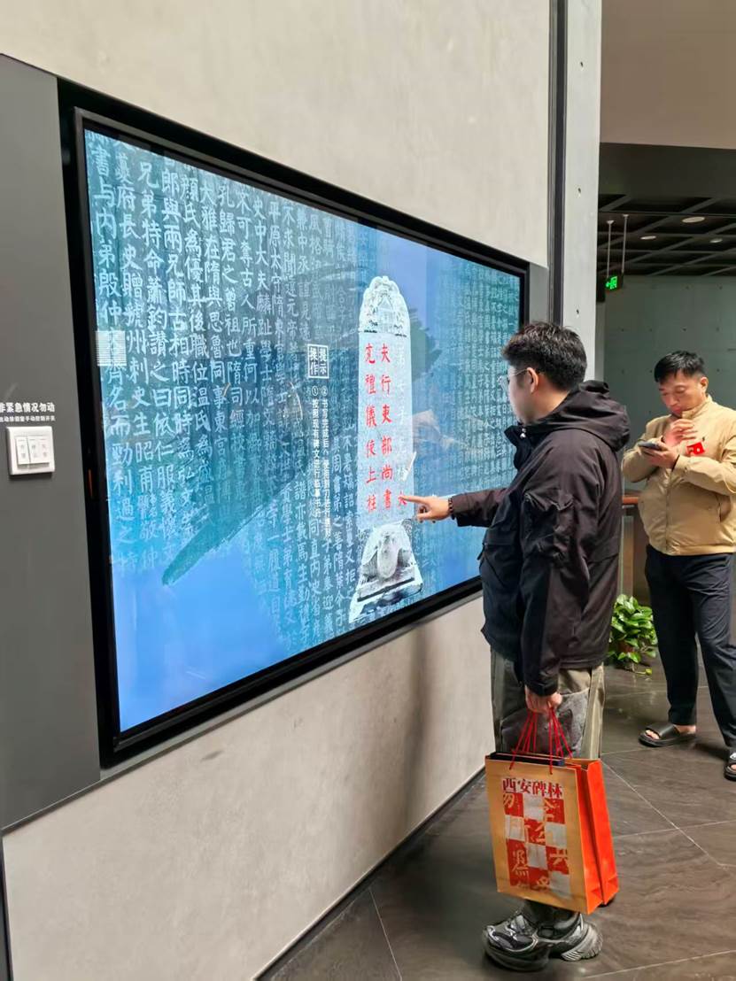 人站在电视前中度可信度描述已自动生成