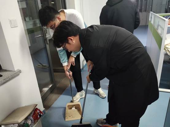 图片包含 人, 男人, 室内, 站 AI 生成的内容可能不正确。